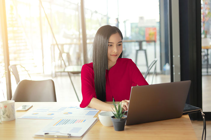 seorang wanita yang memegang laptop belajar